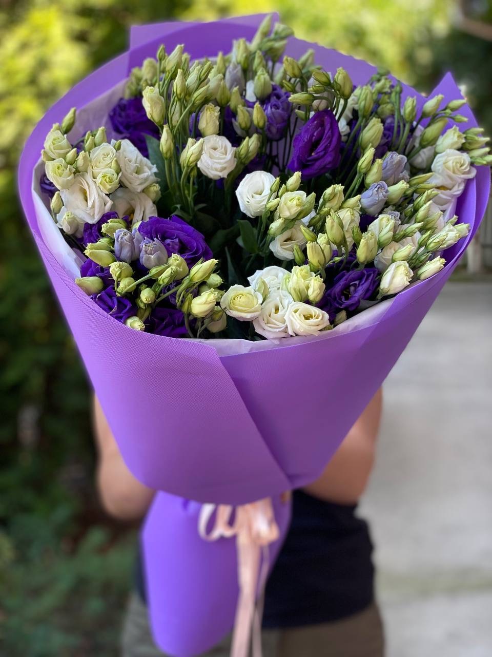 19 Stiele Eustoma weiß und violett (70 cm)