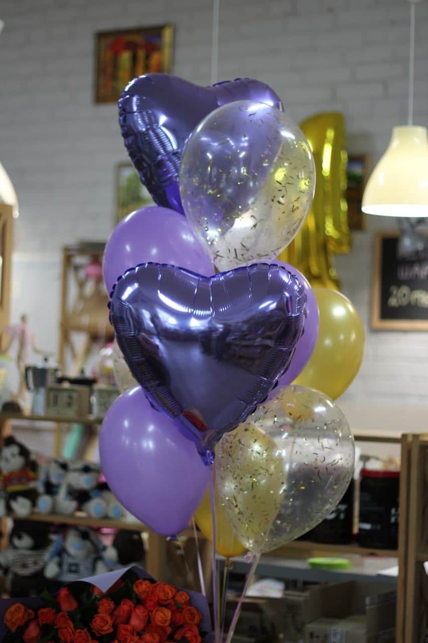 Set: 3 violette Latexballons, 2 goldene Latexballons, 2 violette Folienherzen und 2 Konfetti-Ballons