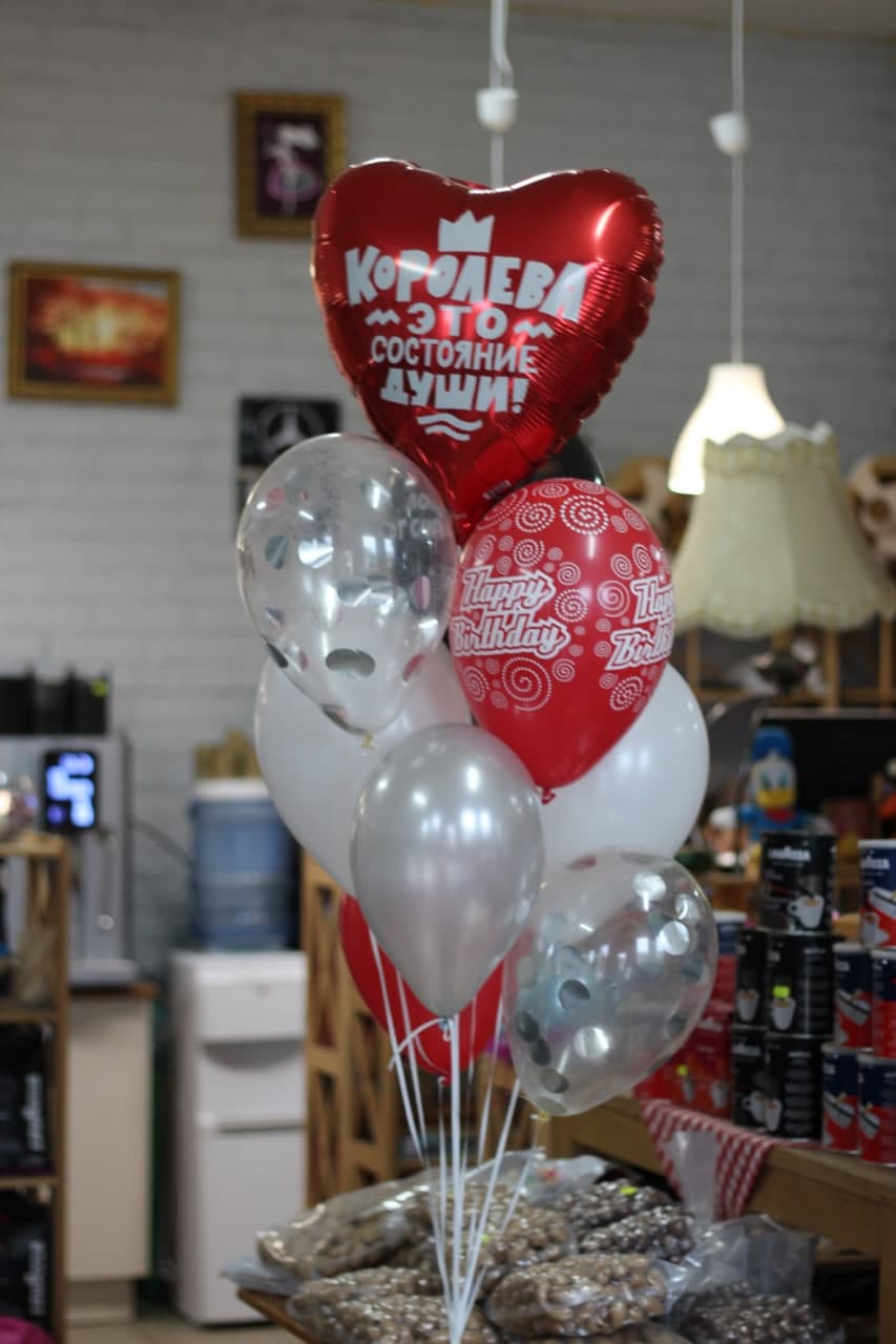 Set: Latexballons (2x Weiß, 2x Grau, 2x Rot), 2 graue Konfetti-Ballons, 1 roter Geburtstagsballon und 1 Folienballon Königin-eine Lebenseinstellung“