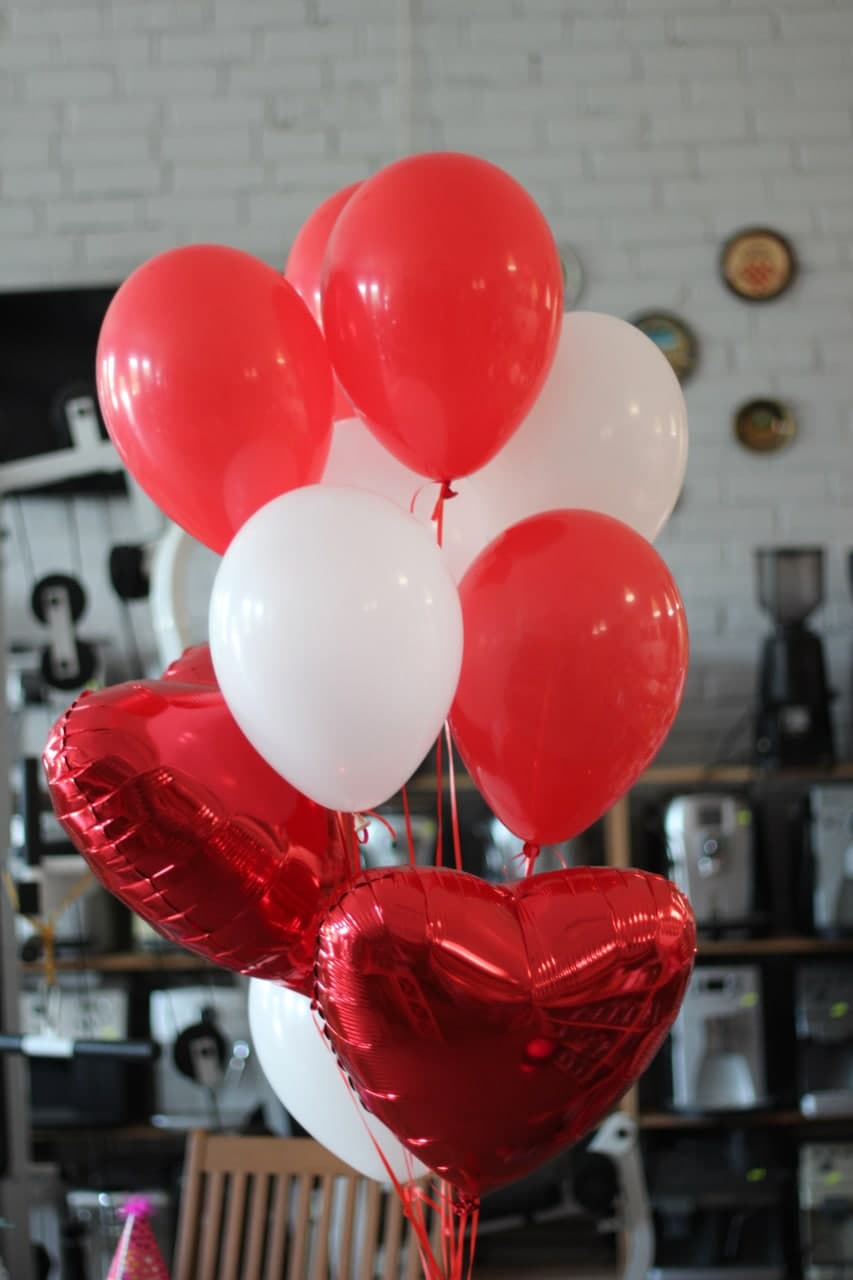 Set: 9 Latexballons (Rot und Weiß) und 2 rote Folienherzen