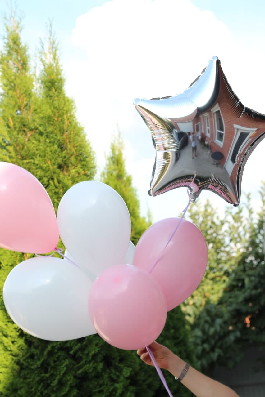 Set: 1 Folienstern (Grau) und 6 Latexballons (Weiß und Rosa)