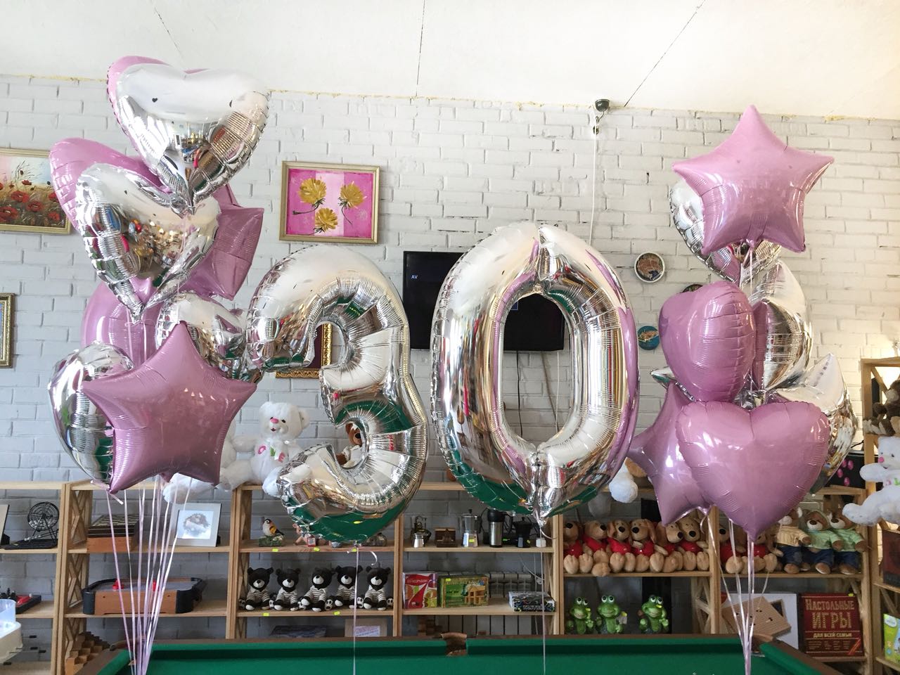 Set: Zwei silberne 100 cm Zahlen, 8 Folienherzen (Grau und Rosa) und 8 Foliensterne (Grau und Rosa)