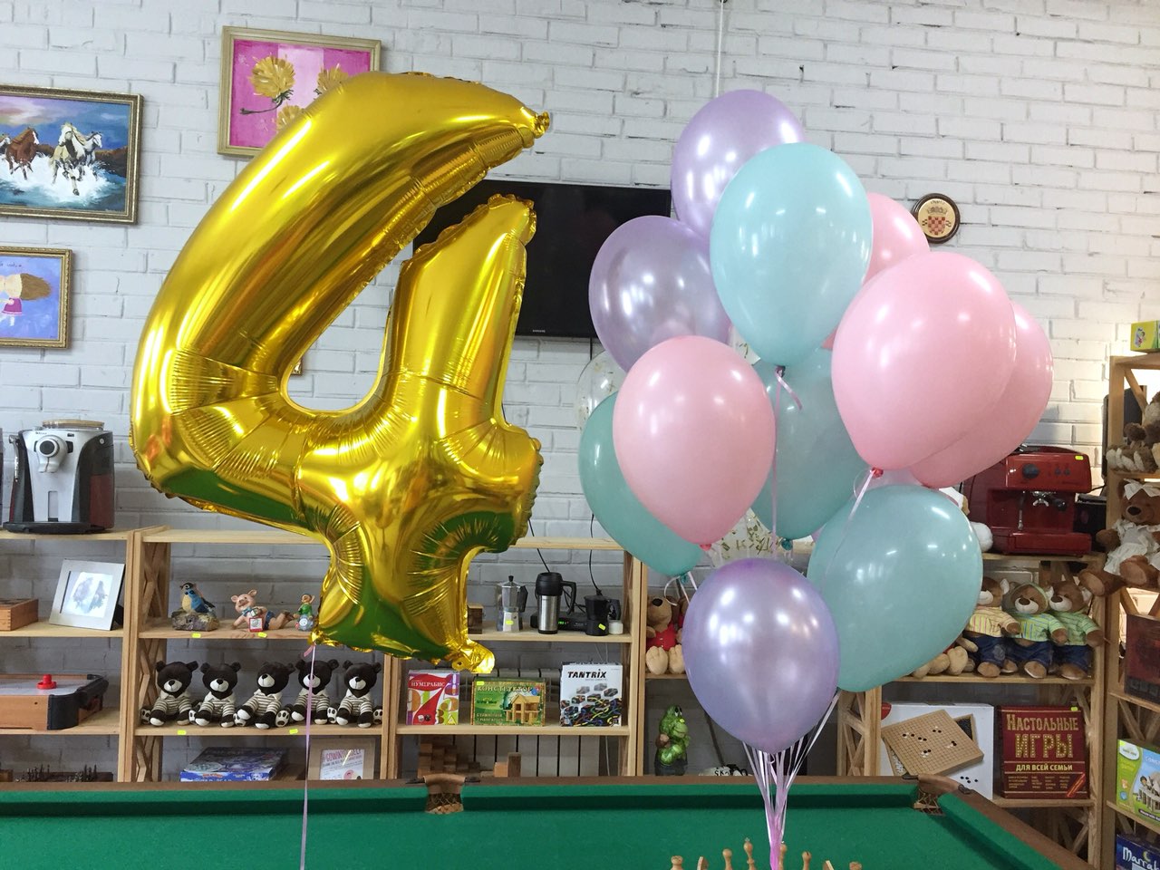 Set: 1 goldene Zahl (100 cm) und 10 Latexballons (Türkis, Rosa und Violett)