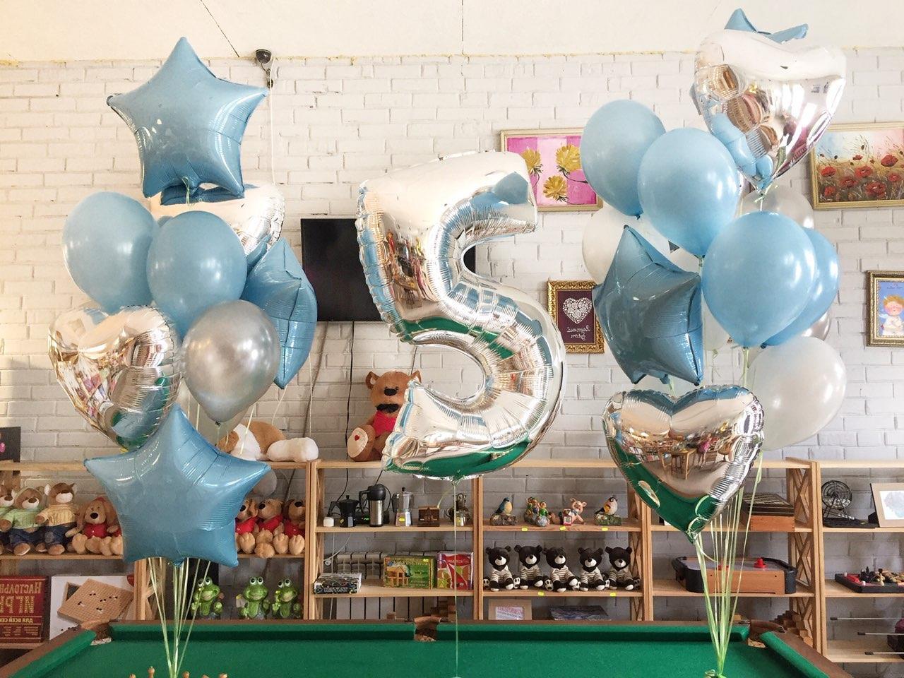 Set: Eine silberne 100 cm Zahl, 5 blaue Foliensterne, 5 graue Folienherzen und 15 Latexballons (Blau und Grau)